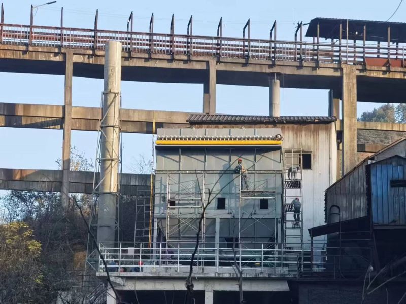 大菠萝首页礦山礦（kuàng）石（shí）破（pò）碎線除塵器安裝施（shī）工（gōng）案例